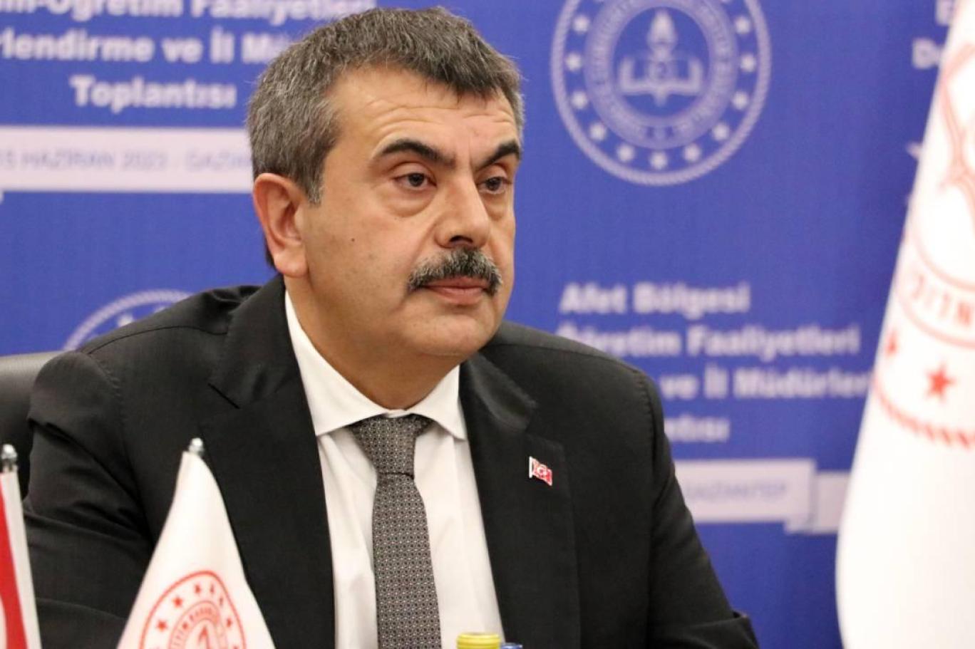 MEB’den Öğretmenlerin Kılık Kıyafetine Yeni Düzenleme: Tayt, Kot ve Uzun Sakal Uyarısı!